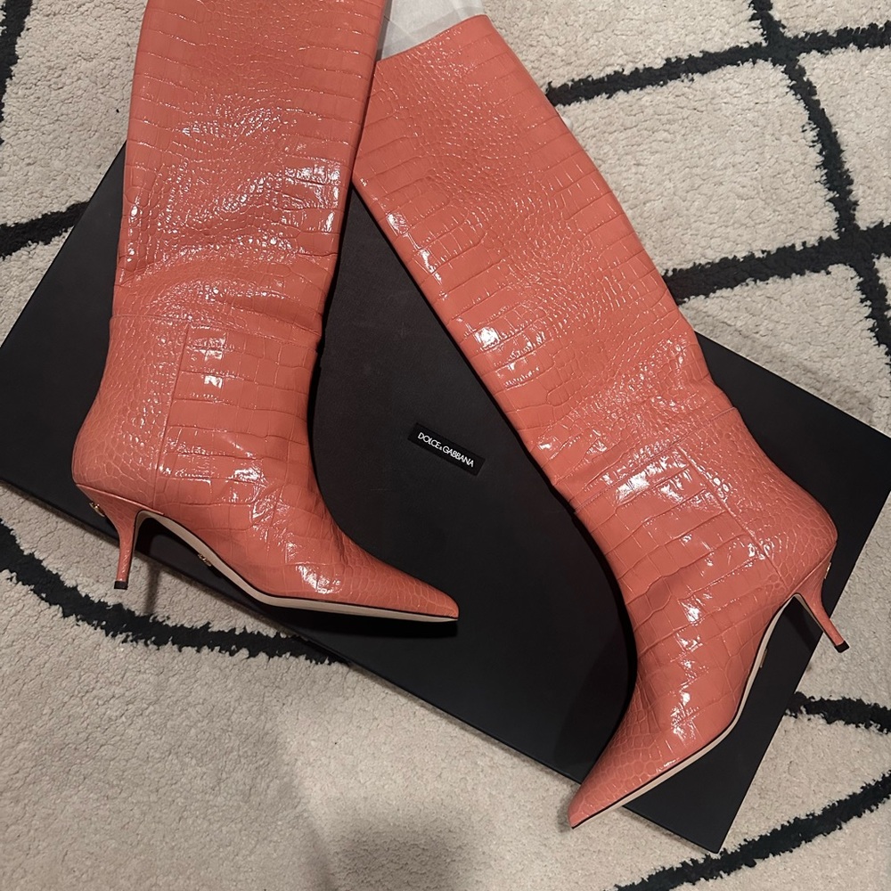 🚨SOLD🚨

Dolce & Gabbana Women's Coral Croc-Embossed Boots